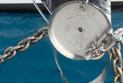MacGyver nel Pacifico: una pentola e un mattarello salvano un catamarano
