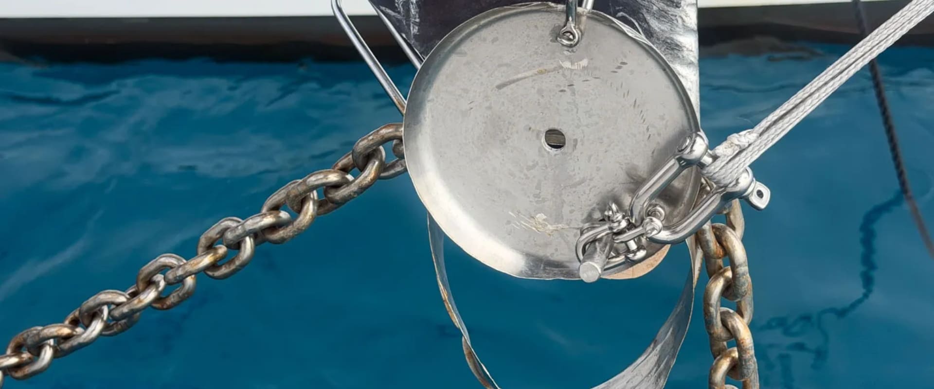 MacGyver nel Pacifico: una pentola e un mattarello salvano un catamarano
